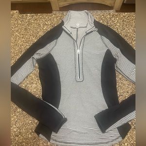 Lululemon Run U-Turn Pullover black/white..tag missing sz 4